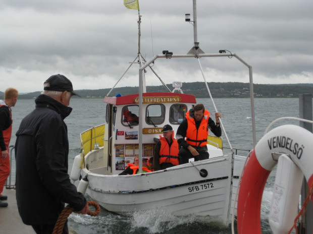 Transport med ett antal små fiskebåtar till Vendelsö